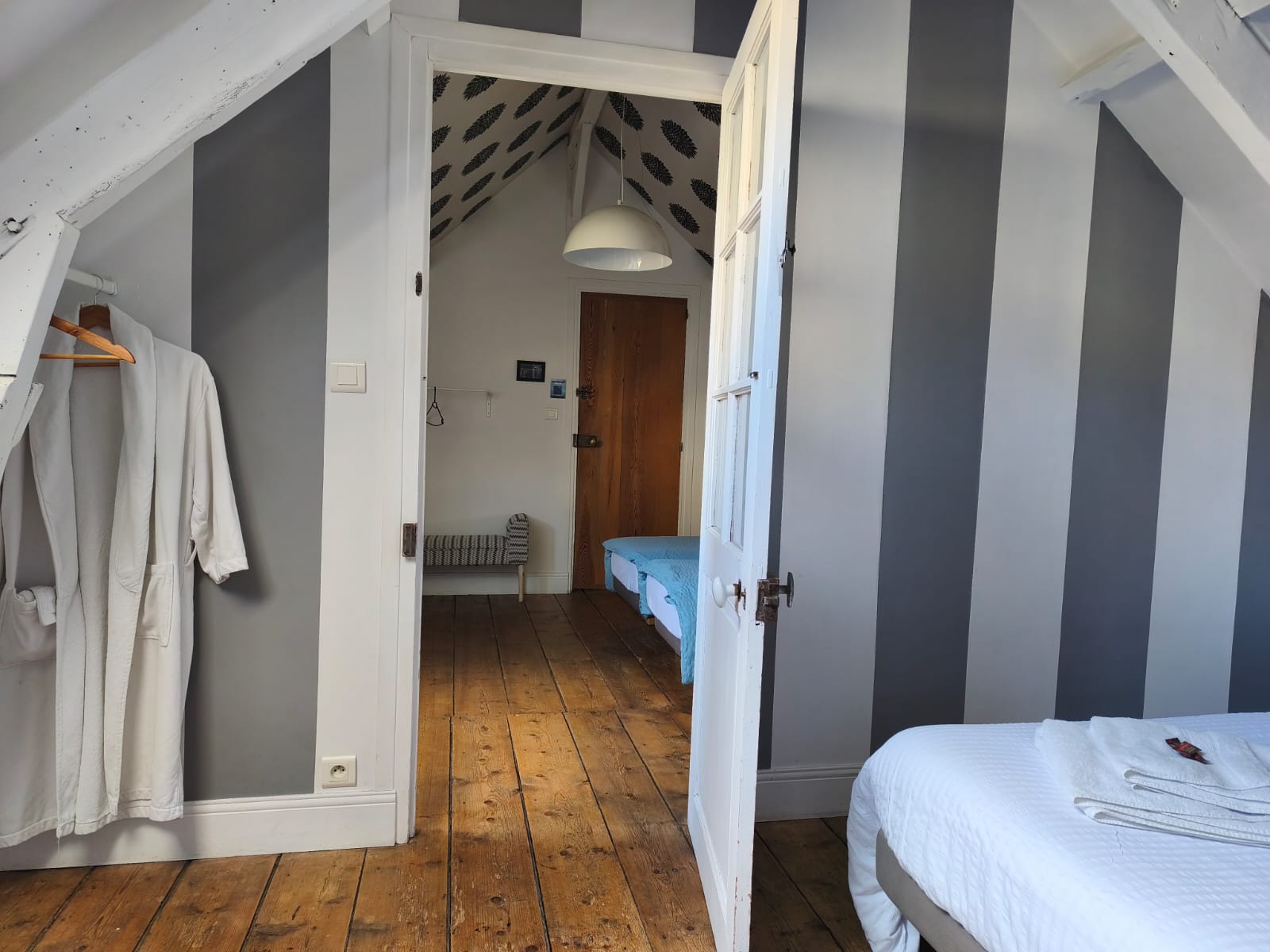 Chambre Falaise - couloir et lits