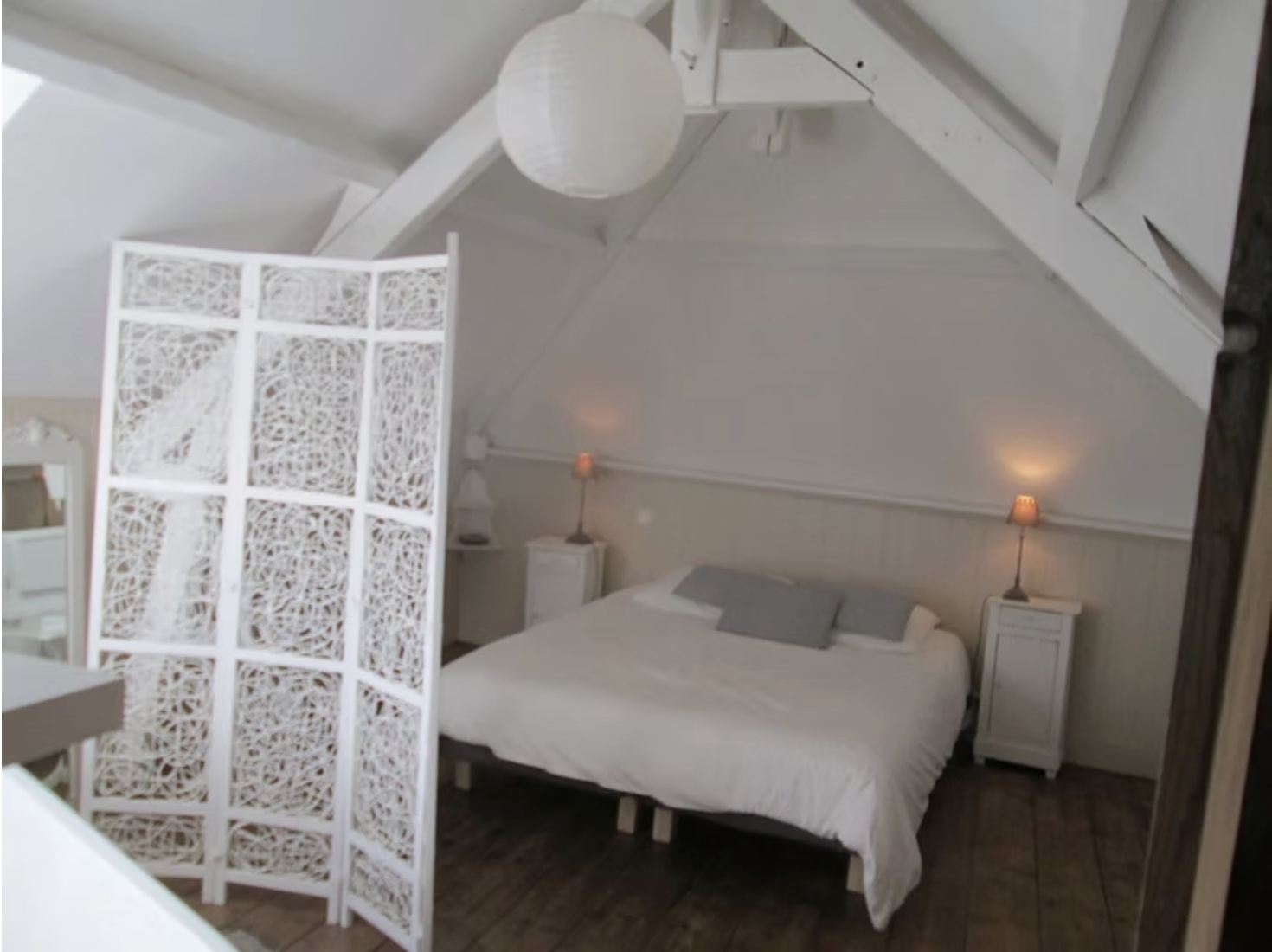 Chambre Sable - lit sous les combles