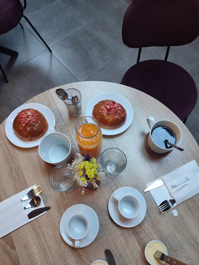 Petit déjeuner maison, brioches et jus d'orange pressé