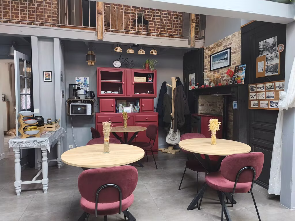 Salon commun et patio des chambres d'hôtes Atypik